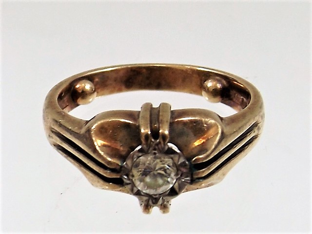 A large 9ct gold ring set with diamond