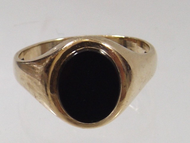 A 9ct gold signet ring