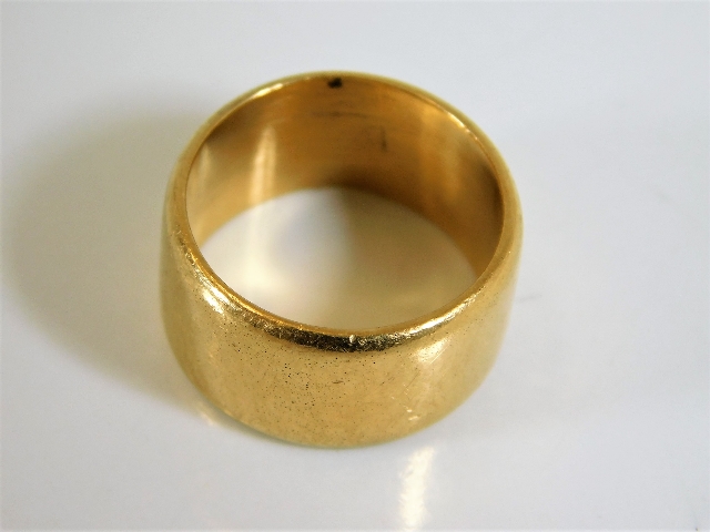 A yellow metal wedding band