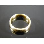 An 18ct gold wedding band