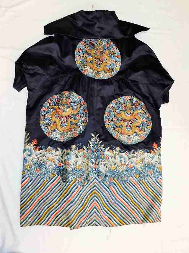 A Chinese silk gown with detailed embroidered roundels featuring Imperial dragons & Taoist swastika - Image 5 of 6