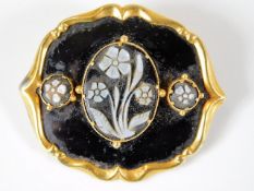 An early 19thC. hardstone & yellow metal brooch