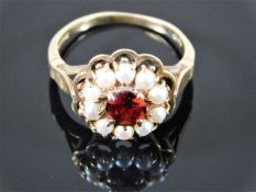 An early 20thC. 9ct gold ring set with natural pea