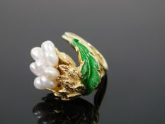 A 14ct gold ring with enamelled leaf & Mississippi