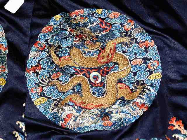A Chinese silk gown with detailed embroidered roundels featuring Imperial dragons & Taoist swastika - Image 4 of 6