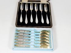 Six boxed silver cake forks twinned with six silve