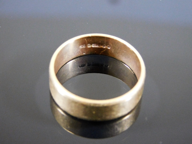 A 9ct gold wedding band