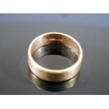 A 9ct gold wedding band