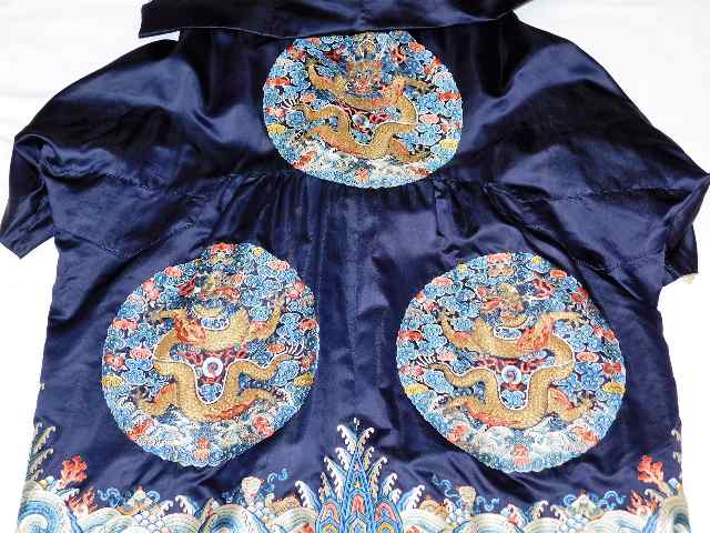 A Chinese silk gown with detailed embroidered roundels featuring Imperial dragons & Taoist swastika - Image 2 of 6