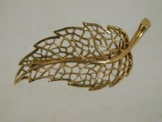 An early 20thC. 9ct gold leaf brooch