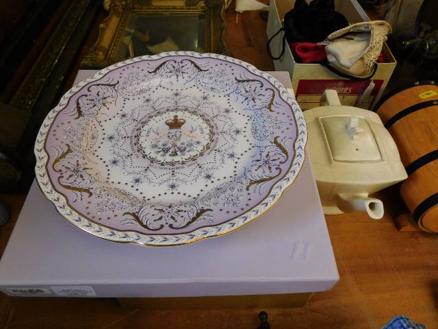 A commemorative porcelain plate, a Victory teapot