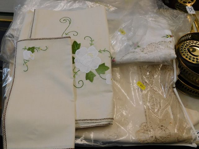 A small quantity of linen including table cloths