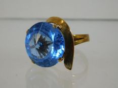 A 14ct gold ring with large blue sapphire style st