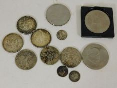 Four US half dollars & other coinage