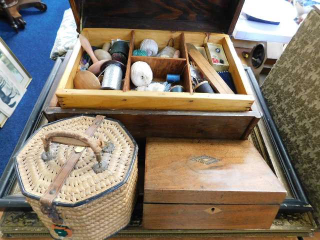 A quantity of vintage sewing items