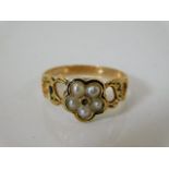 An early Victorian gold mourning ring with seed pe