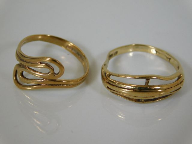 Two small 9ct gold rings a/f