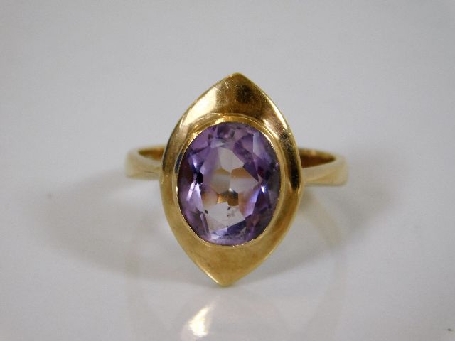 A 9ct gold & amethyst ring