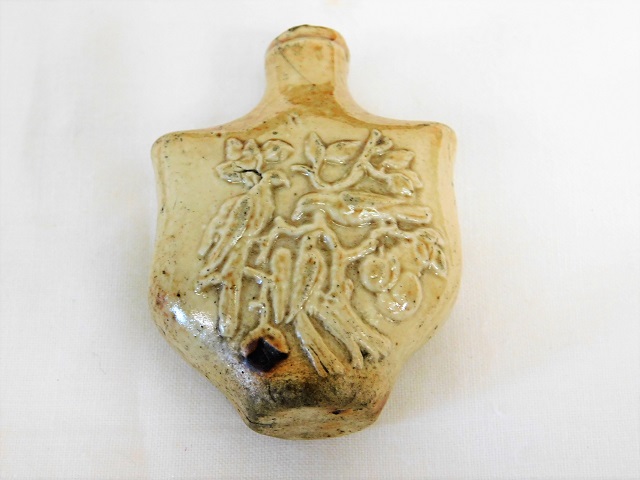 An early Chinese stoneware snuff bottle lacking st - Image 4 of 4