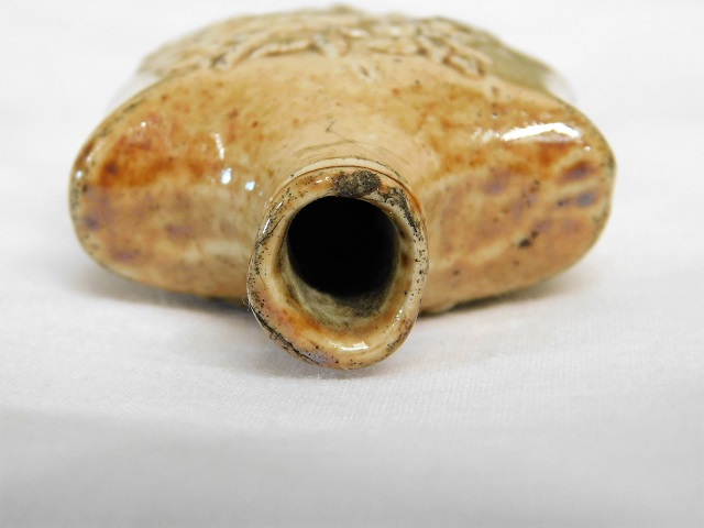An early Chinese stoneware snuff bottle lacking st - Image 3 of 4