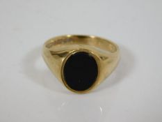 A gents 9ct signet ring