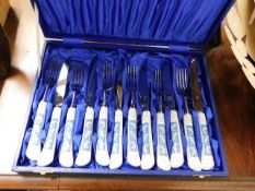 A boxed porcelain handled cutlery set, some a/f