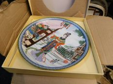 A boxed quantity of decorative Chinese plates