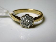 A 9ct gold daisy ring