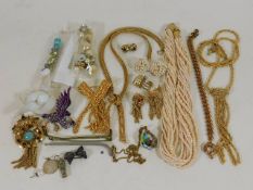 A quantity of yellow metal & other costume jewelle