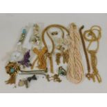 A quantity of yellow metal & other costume jewelle