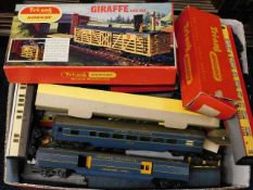 A boxed quantity of 00 gauge model railway carriag