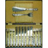 George V six person set of silver handled fish knives and forks, with servers, cased Condition: