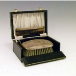 Elizabeth II gentleman's silver mounted hairbrush and comb, Birmingham 1967, cased Condition: