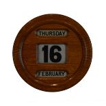 Early 20th Century oak circular wall hanging perpetual calendar Condition: