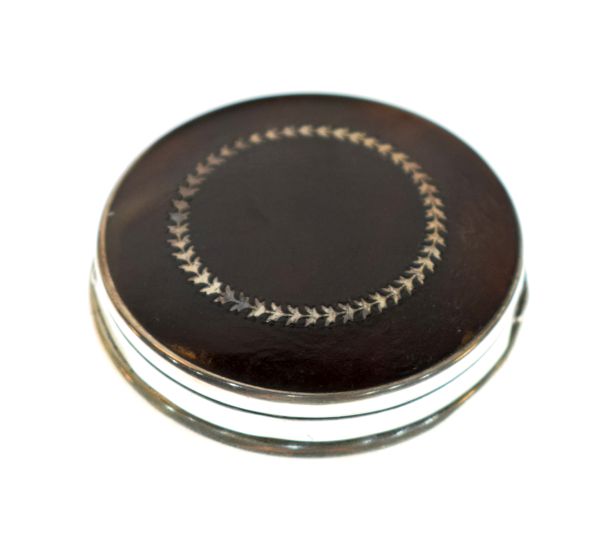 George V silver circular box having tortoiseshell and silver inlaid cover, the base marked