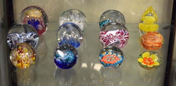 Collection of various modern paperweights including examples by Liskeard Condition: