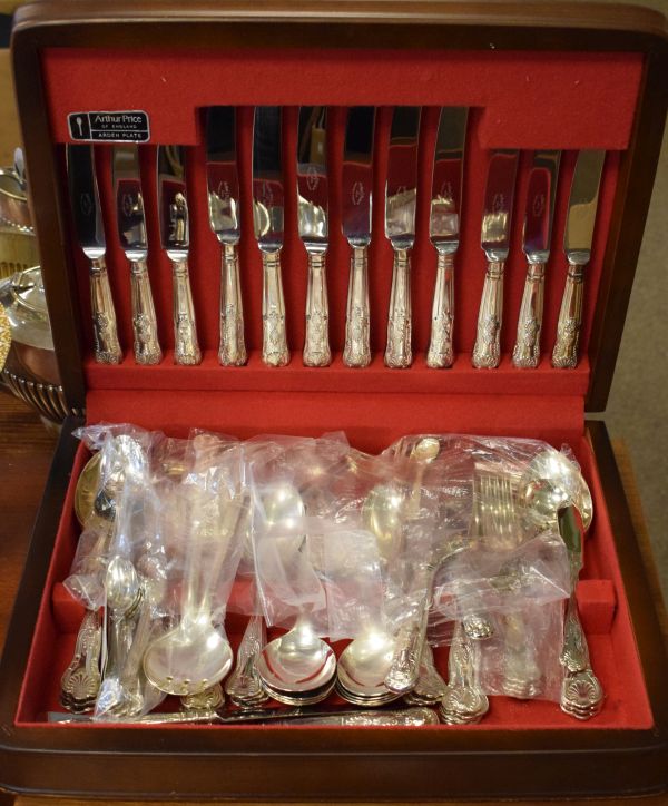 Arthur Price silver plated canteen of cutlery in an oak finish case Condition: