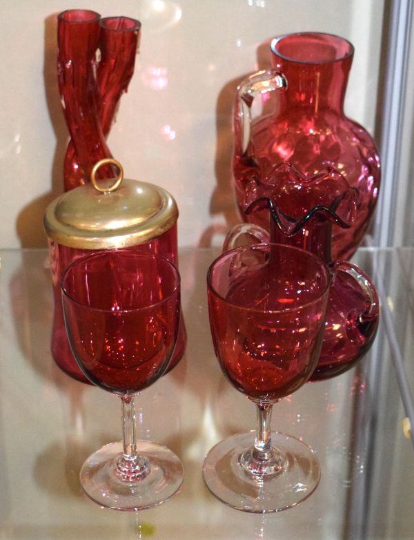 Small quantity of cranberry glass Condition: