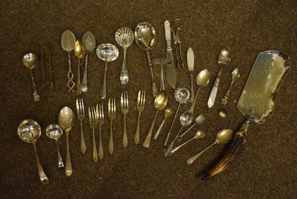 Antler handled silver plated crumb scoop, together with a quantity of silver plated cutlery etc