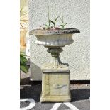 Good quality modern garden urn and pedestal Condition: