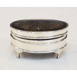 George V silver oval trinket box, the hinged cover inset with a tortoiseshell panel, Birmingham 1925