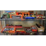 Model Railway - Collection of Hornby Dublo and 00 gauge items including locos, carriages, rolling