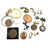 Small quantity of jewellery including; engraved snap bangle, cameo brooch, agate pendant etc