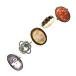Five various dress rings Condition: