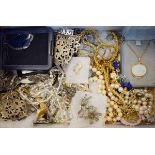 Quantity of various costume jewellery etc Condition: