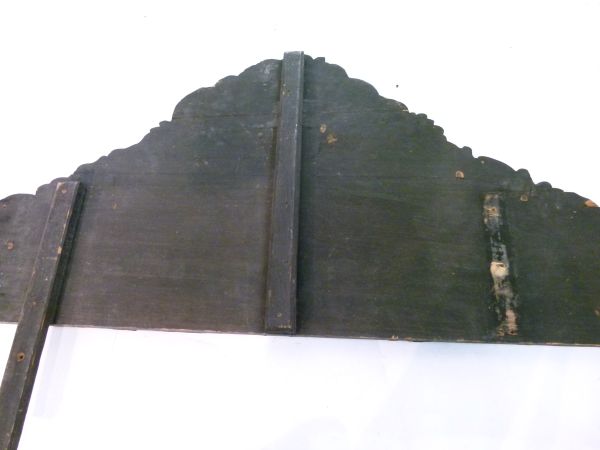 19th Century Flemish wall mirror having a foliate embossed brass and ripple moulded ebonised - Image 4 of 8