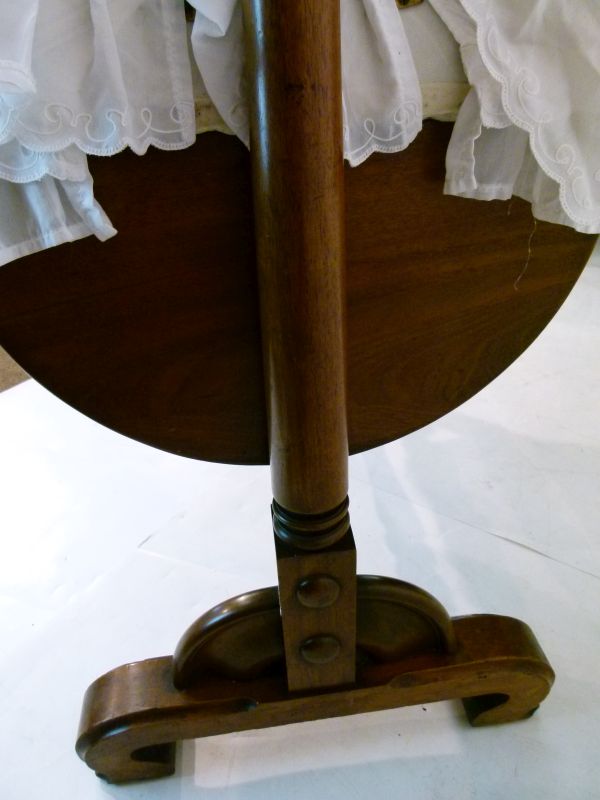 Victorian mahogany rocking crib, the raised head support formed as the bowed head of a swan, - Image 5 of 6