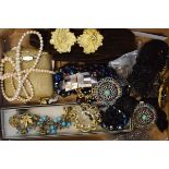 Quantity of various costume jewellery etc Condition: