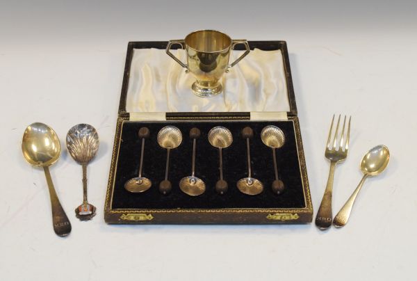 Set of six Elizabeth II silver coffee bean spoons, Birmingham 1953, cased, a George V silver two