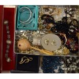 Quantity of various costume jewellery etc Condition: